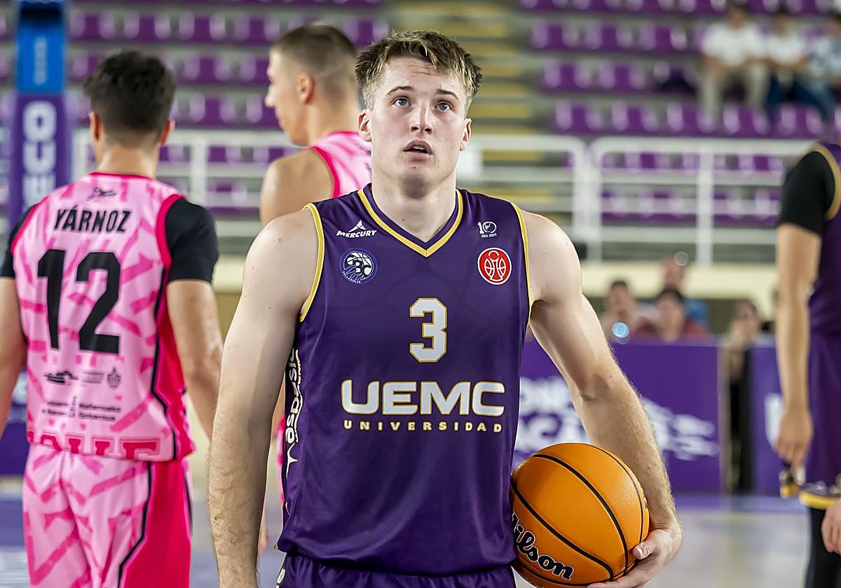 Haney, protagonista de la acción decisiva, se prepara para lanzar un tiro libre.