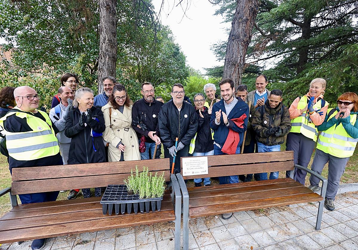 Participantes, organizadores y voluntarios durante la inauguración de la placa.