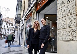 Gloria López y su hija Laura Gil, en la puerta de su boutique Can-Can, en la plaza de la Libertad.