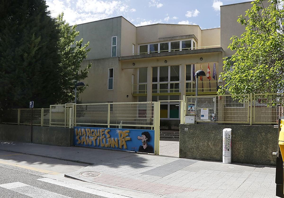 Entrada al colegio Marqués de Santillana.