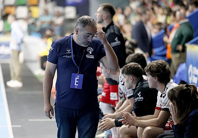 El técnico del Balonmano Nava, Álvaro Senovilla, con gesto pensativo en un partido anterior.