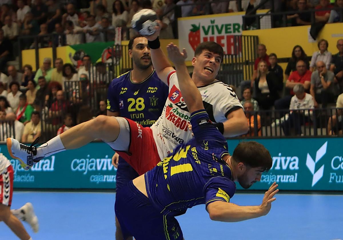 Imagen de archivo del partido del Balonmano Nava contra el Bidasoa de esta temporada.