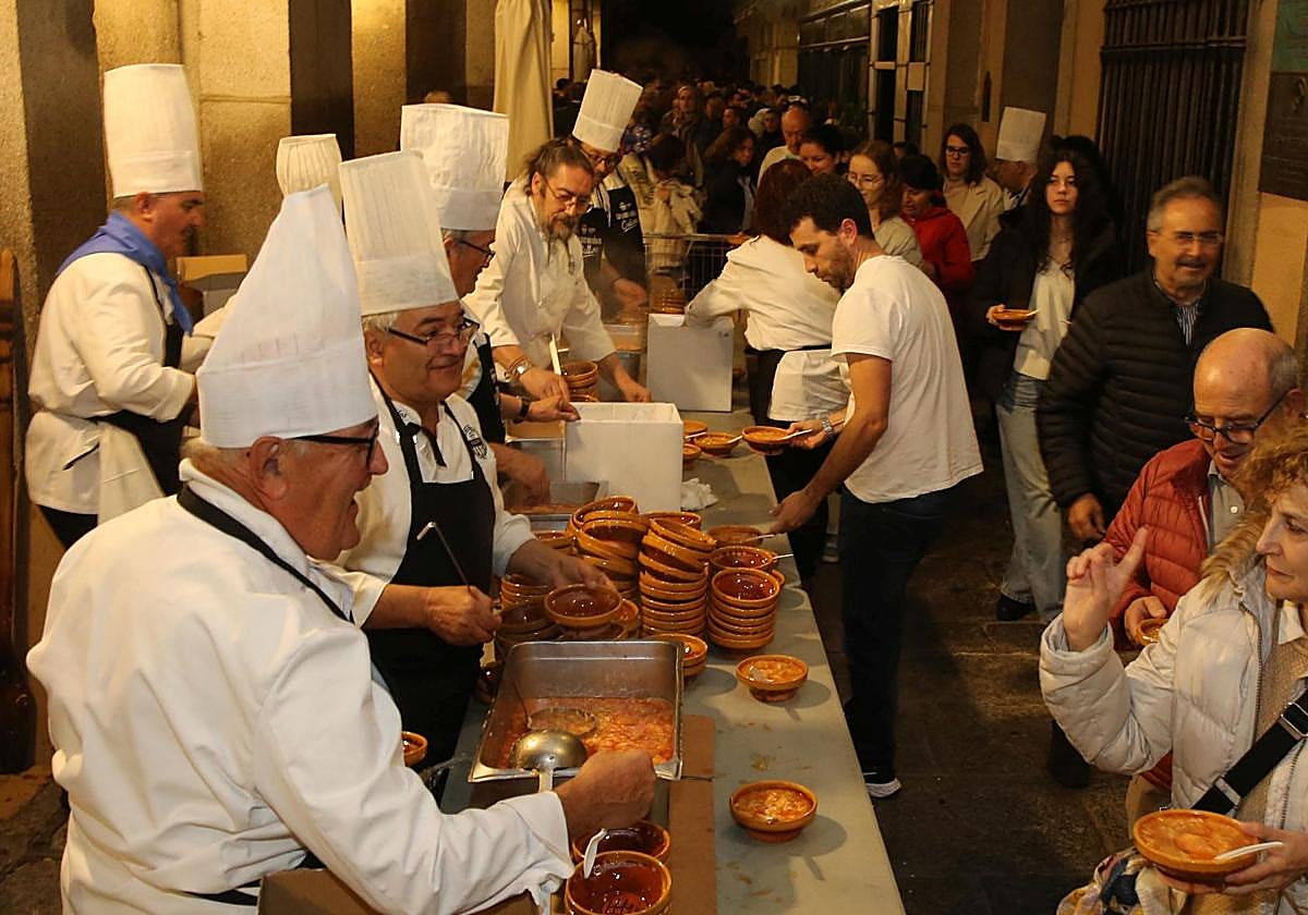 El prodigioso Paso de la Hoja y las sopas del santo, en imágenes