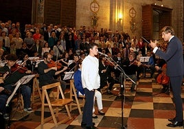 Los solistas interpretan el tradicional Villancico de San Frutos en el interior de la Catedral