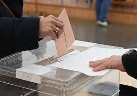 Una mujer deposita su voto en las elecciones autonómicas de 2022.