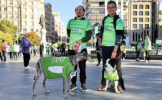 Ismael Fol (izquierda) y David Sierra, junto a sus perros Ron y Harry, respectivamente.
