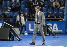 Almada, cabizbajo, se acerca a su banquillo.