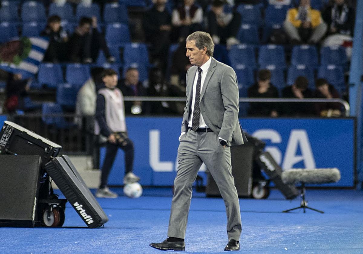 Almada, cabizbajo, se acerca a su banquillo.