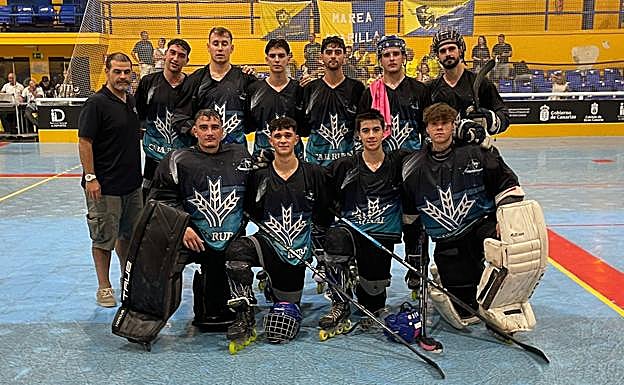 La plantilla masculina del CPLV, en la pista de Las Palmas.