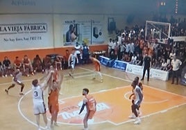 Momento en el que Haney ejecuta el tiro con falta del defensor de Morón.