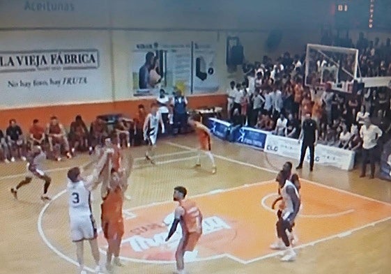 Momento en el que Haney ejecuta el tiro con falta del defensor de Morón.