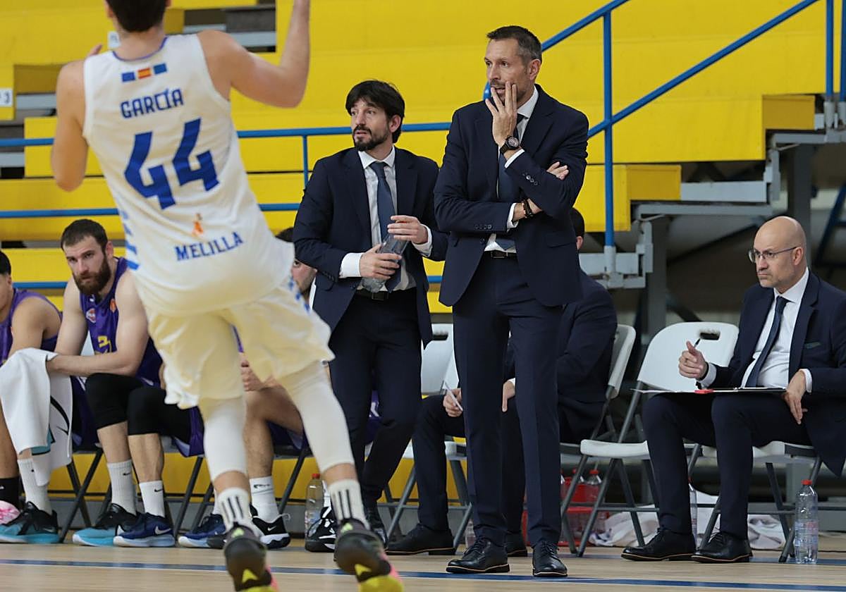 Natxo Lezkano observa una jugada.