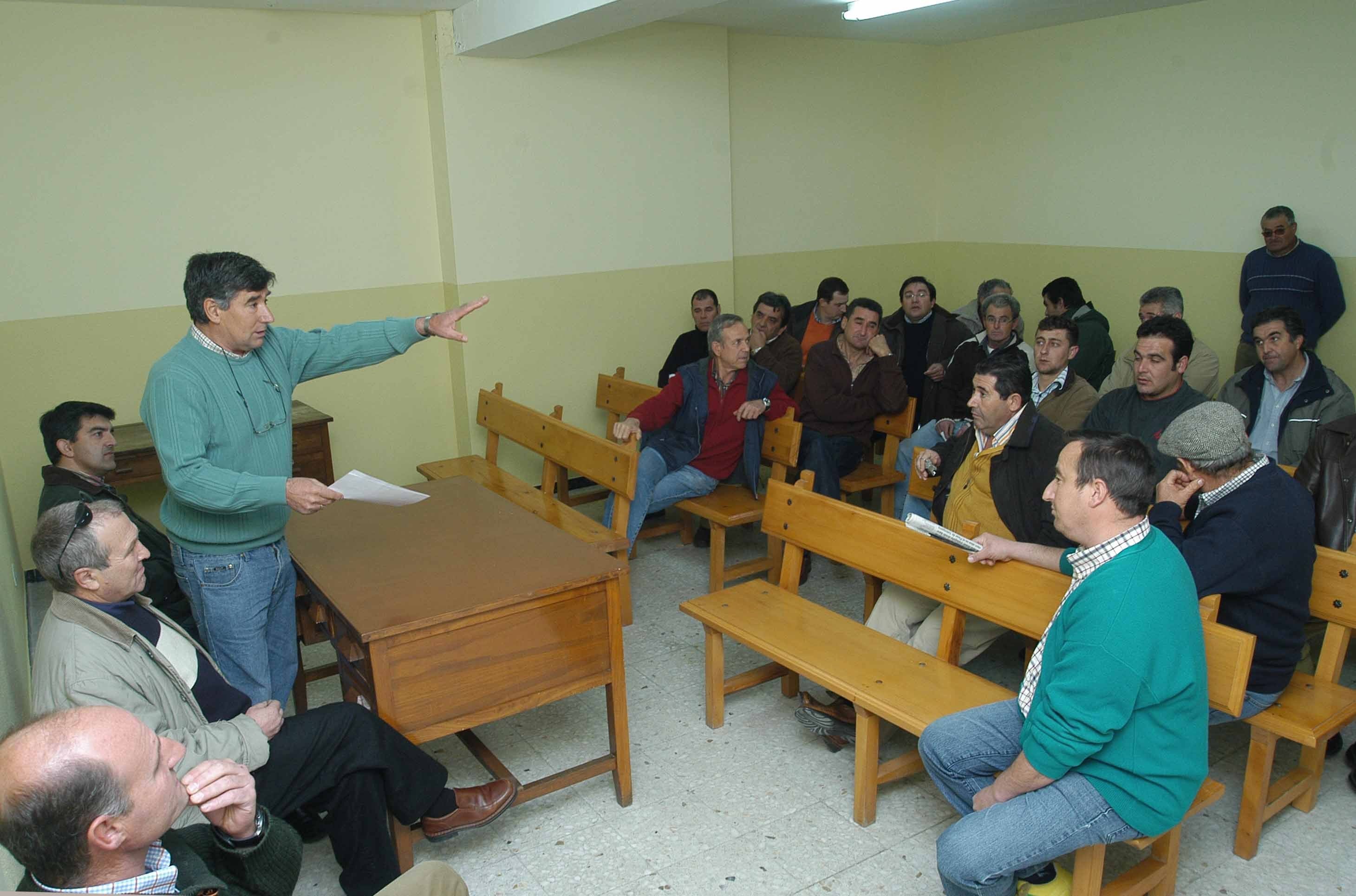 Representantes de las Cámaras Agrarias de la comarca de Medina durante la reunión celebrada en Carpio el 29 de febrero de 2008.