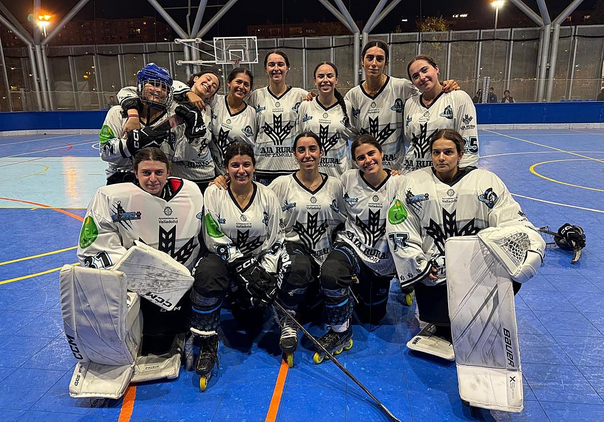 La plantilla de Las Panteras posa en la pista de Barcelona.