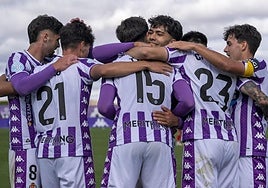 Celebración de los jugadores del filial de uno de los goles.