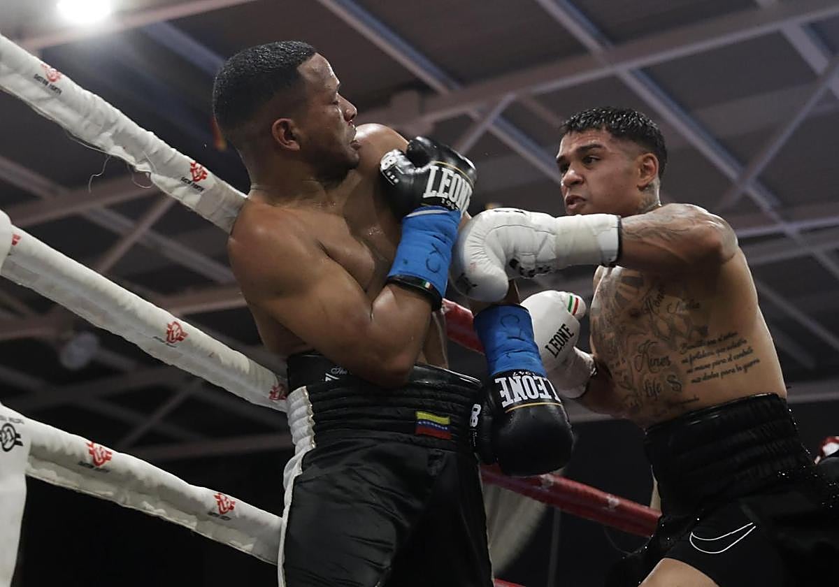 Salvi golpea al venezolano Ernesto Martínez.