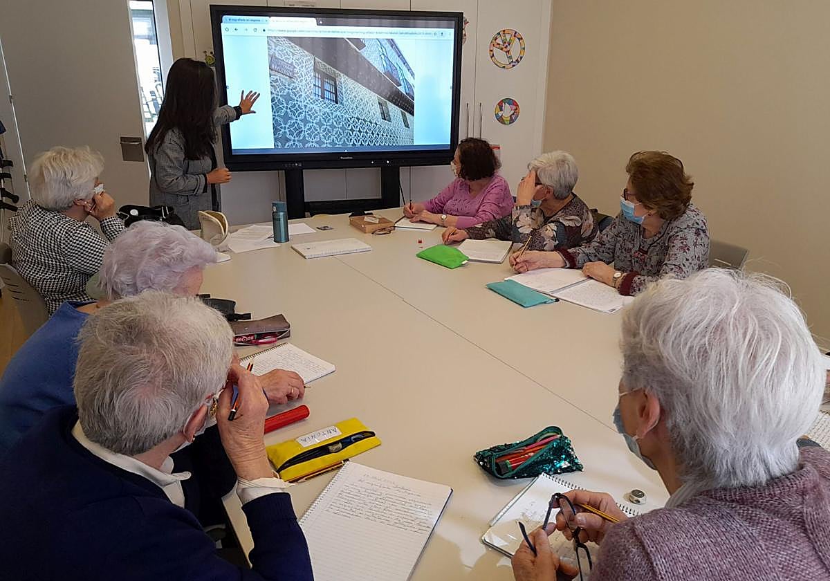 Usuarios del centro de día de la Asociación de Alzhéimer de Segovia en un taller de estimulación cognitiva.