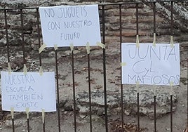 Algunos de los carteles de protesta puestos estos pasados días en Coca.