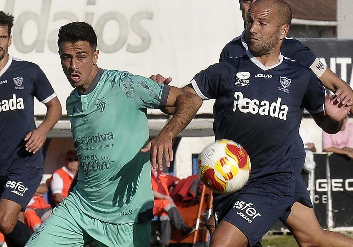 Álex Castro conduce el balón ante el Marino de Luanco en el último desplazamiento de su equipo.