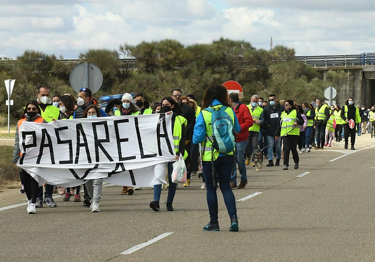 Protesta en Boecillo en 2022 para reclamar la construcción de la pasarela peatonal.