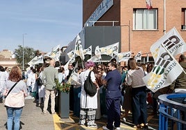 Médicos concentrados a la puerta del Hospital Clínico Universitario de Valladolid en la jornada de huelga del pasado día 3.