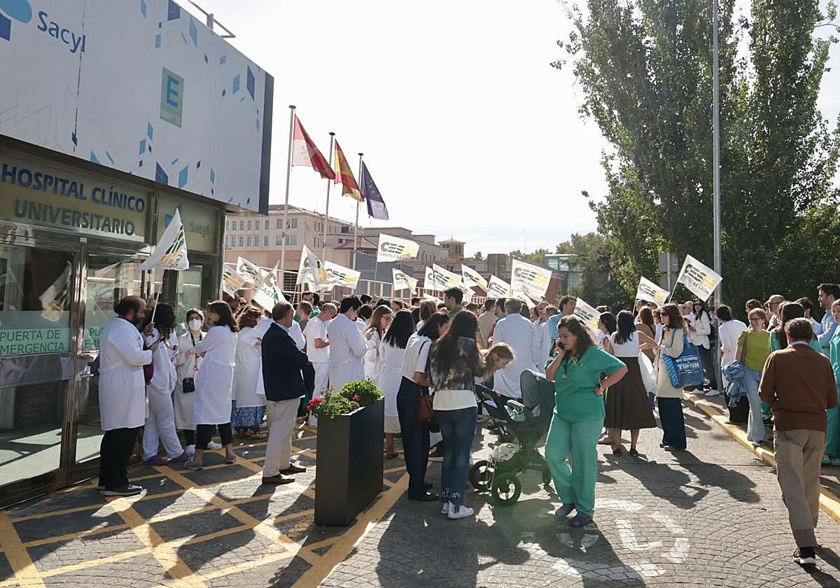 Médicos concentrados a la puerta del Hospital Clínico Universitario de Valladolid en la jornada de huelga del pasado día 3.