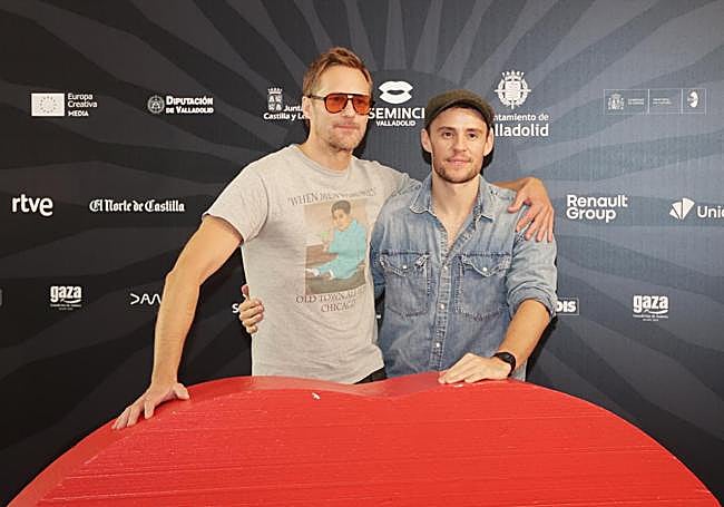 Alexander Skarsgård y Harry Lighton posan con el labio de la Seminci.