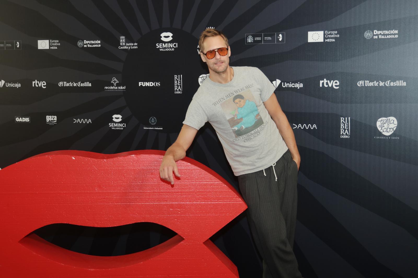 Alexander Skarsgård, actor en 'Pillion', posa en el teatro Calderón.