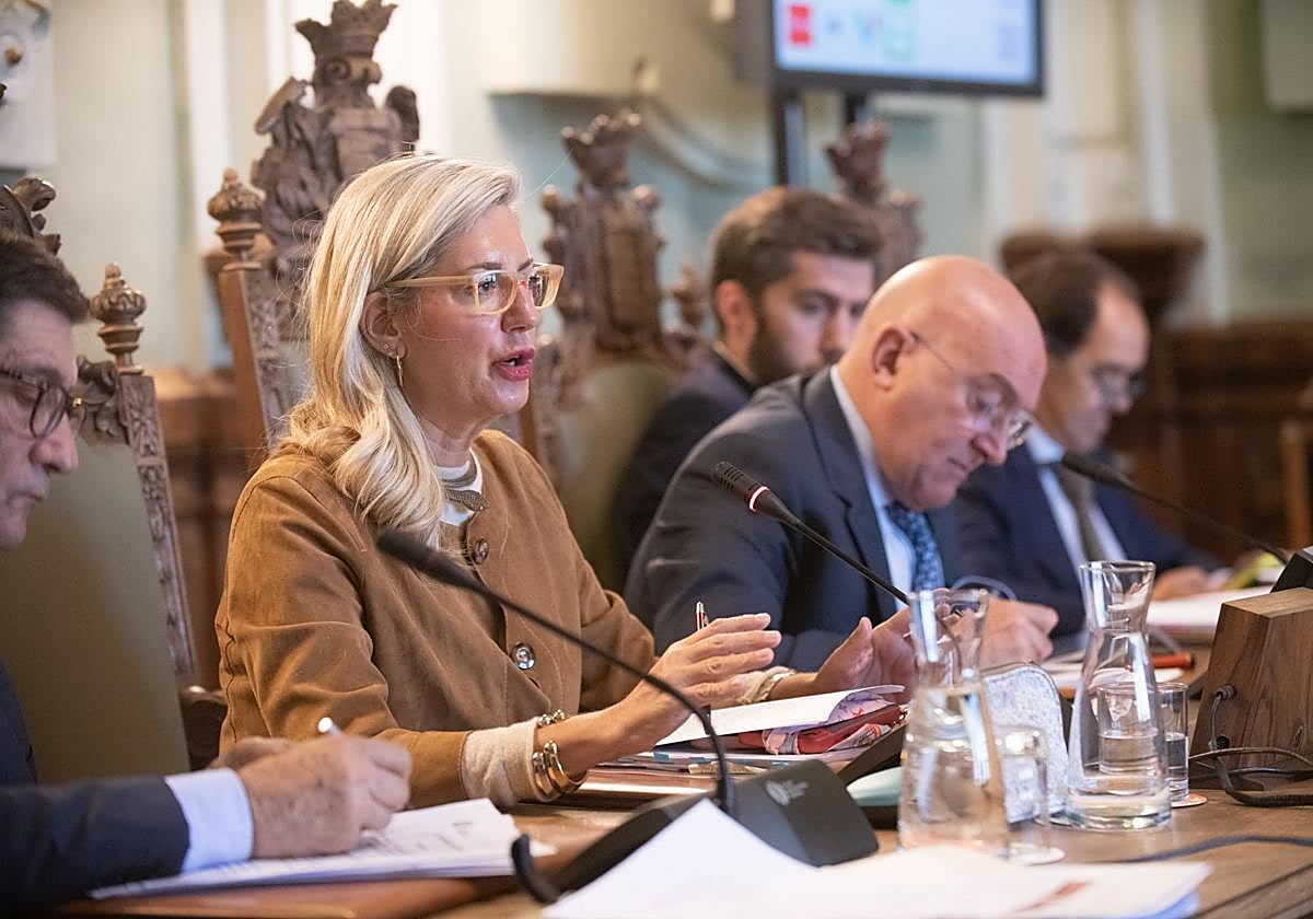 La primera teniente de alcalde, Irene Carvajal, interviene durante el pleno.
