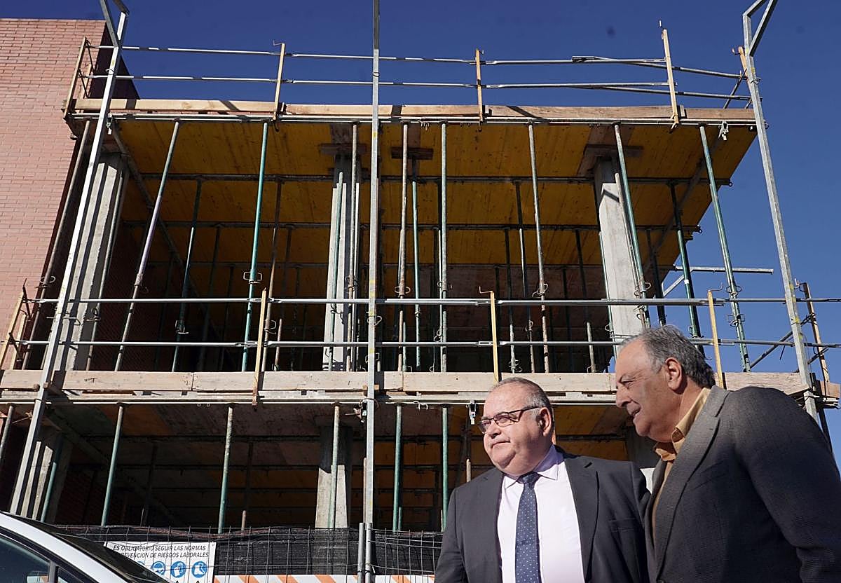 El consejero de Sanidad, Alejandro Vázquez (izquierda), visitó este lunes las obras de reforma del centro de salud de Laguna de Duero.