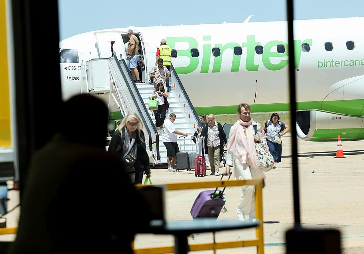 Llegada al aeropuerto de Valladolid de un vuelo de Binter, una de las dos únicas compañías con rutas regulares desde Villanubla.