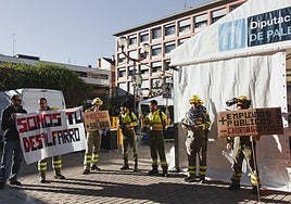 Protesta de los bomberos forestales ante la llegada del consejero Quiñones.