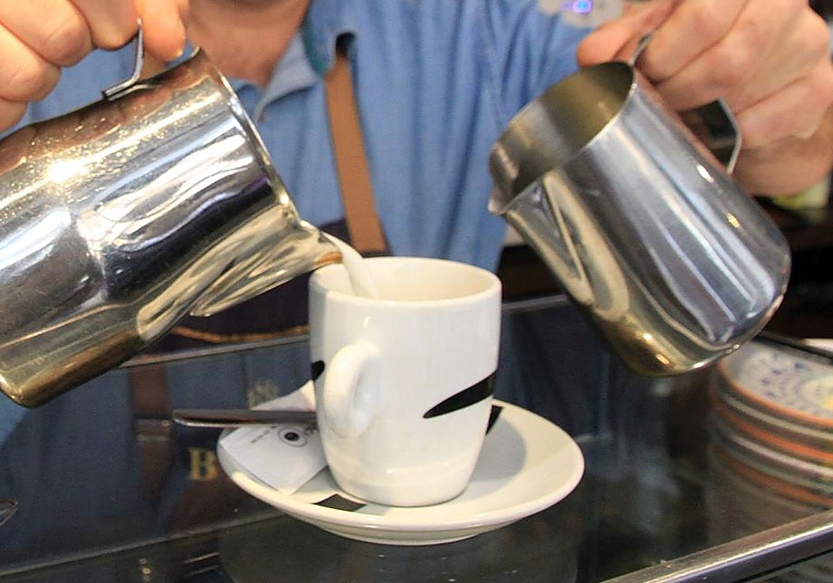 Imagen de archivo de un camarero sirviendo un café.