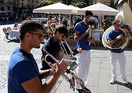Integrantes de la charanga Jarra y Pedal, este lunes en la Plaza Mayor.