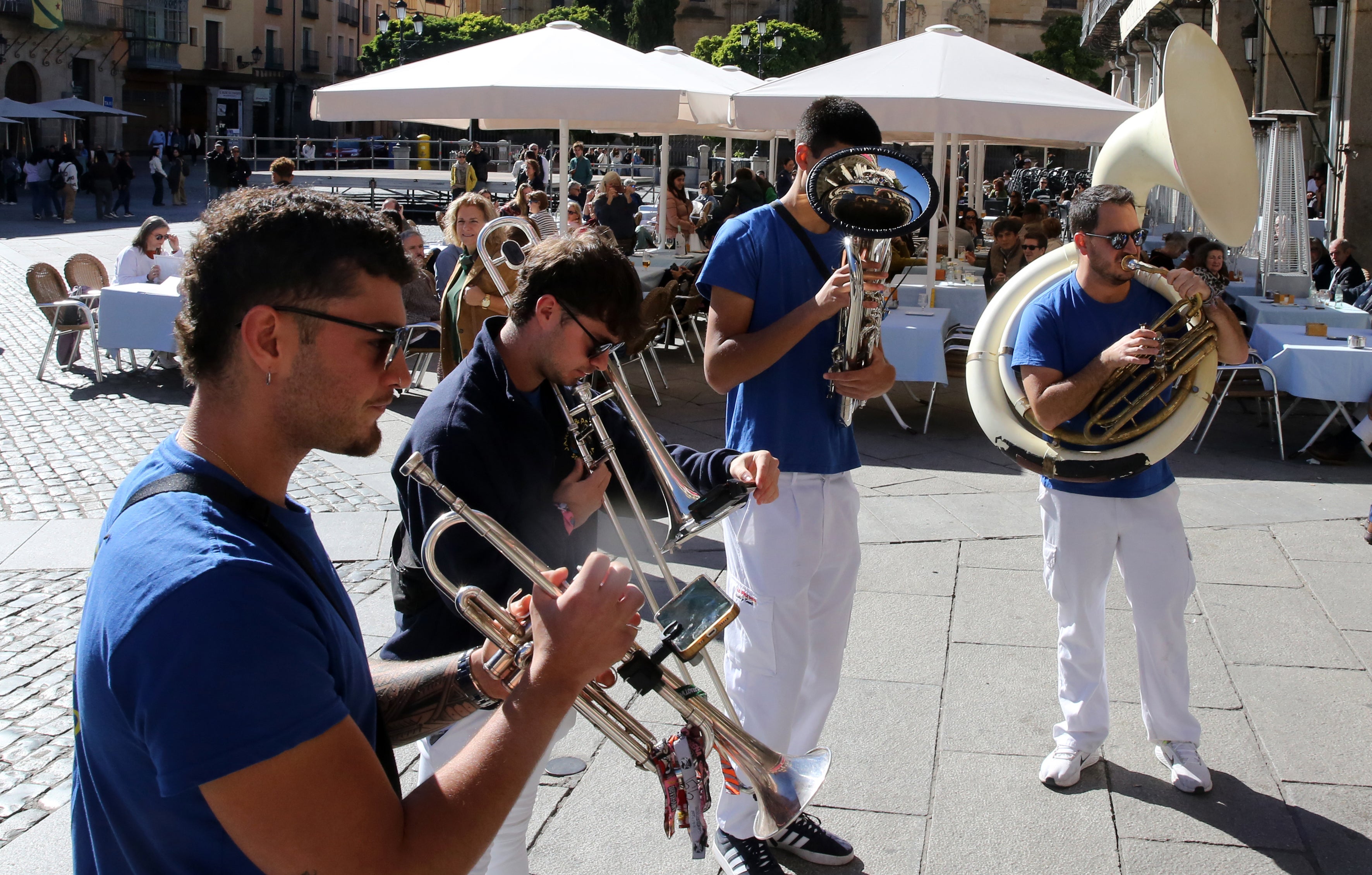 Integrantes de la charanga Jarra y Pedal, este lunes en la Plaza Mayor.