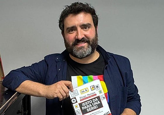 Diego Merayo posa con un ejemplar de su libro '¡Esto da para una serie!', que sale a la venta el próximo miércoles 29 de octubre.