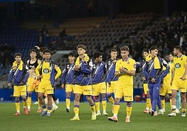 Los jugadores se dirigen a la grada de los aficionados blanquivioletas.