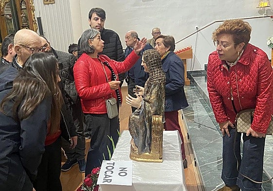 Los vecinos de Rapariegos observan la imagen, ya en la iglesia.
