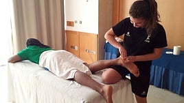 Una fisioterapeuta realiza un masaje en la consulta.