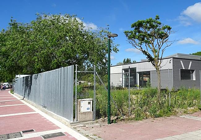 Exterior del recinto que alberga la antigua nave del Val destinada a acoger un laboratorio digital.