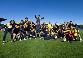 La plantilla posa eufórica en Las Salinas a unas horas del partido más importante en la historia del Atlético Tordesillas.