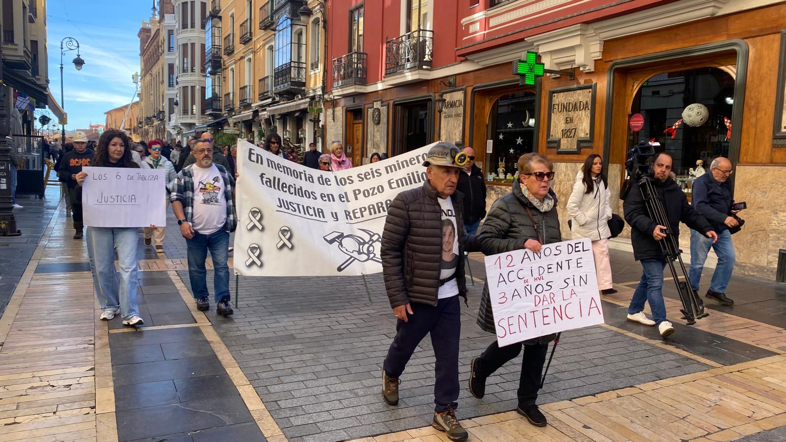 Las imágenes del aniversario de la muerte de seis mineros de la Hullera Vasco Leonesa