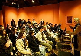 Carme Pinos, reunida con estudiantes, durante una sesión del congreso.