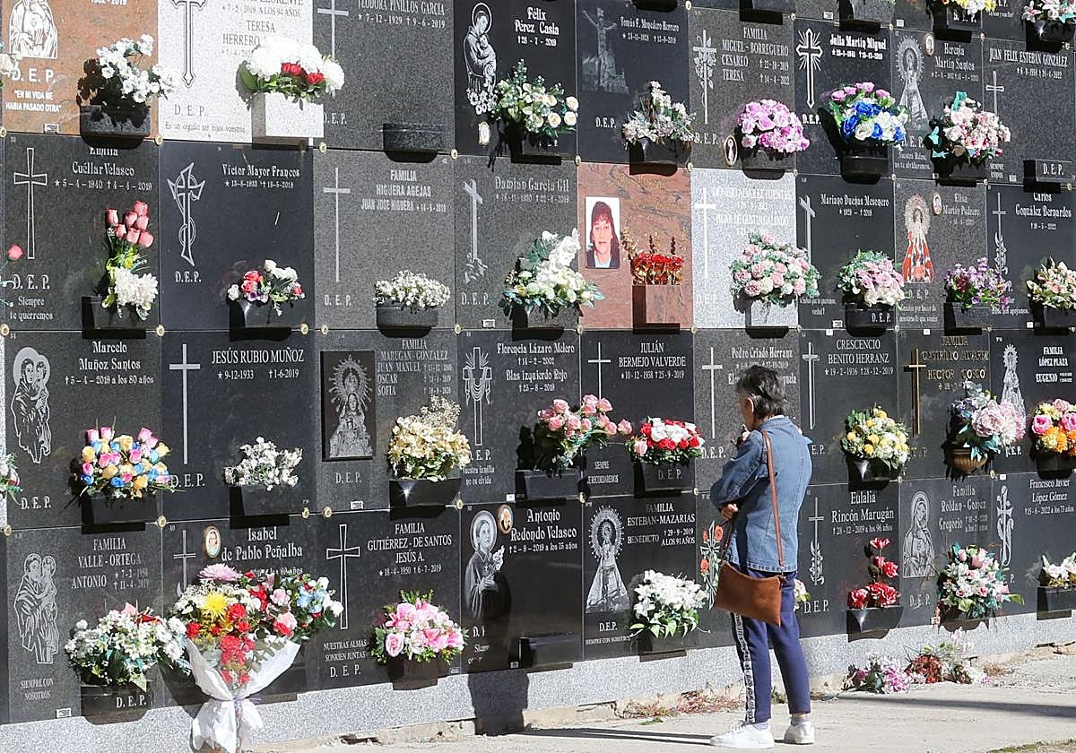 Pared de nichos en el cementerio de Segovia en las horas previas al 1 de noviembre.