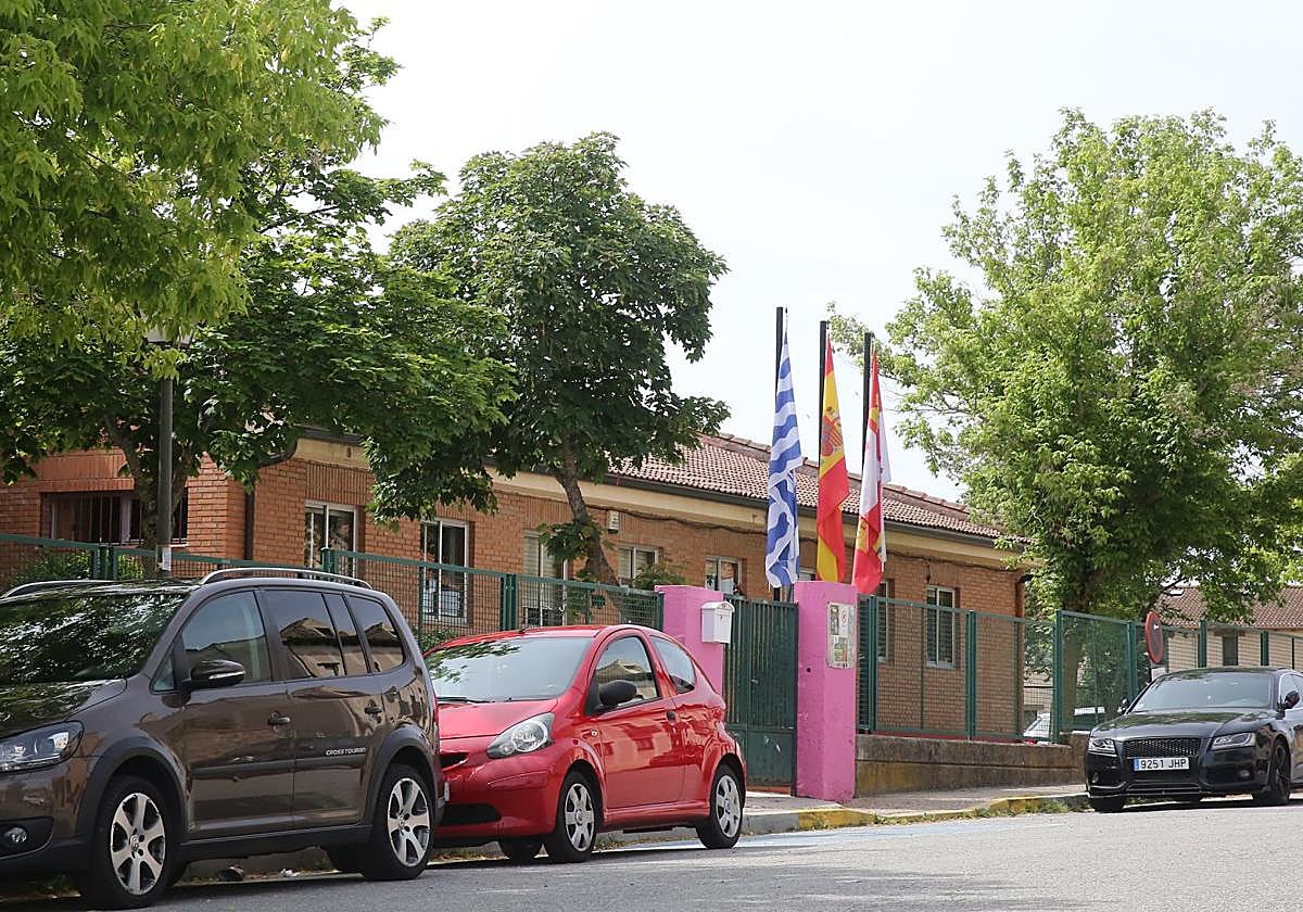 Acceso al colegio de Torrecaballeros.