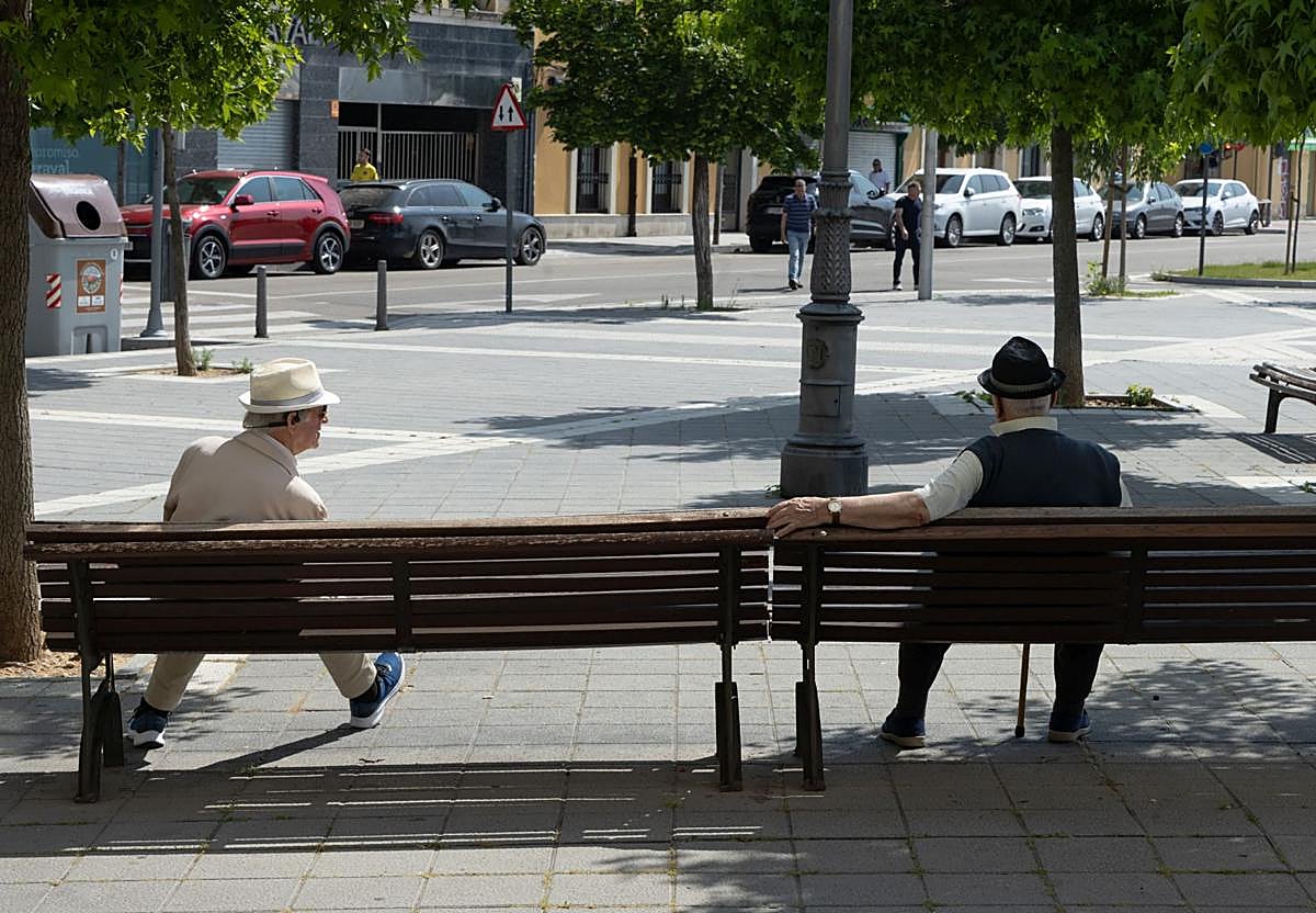 Dos jubilados charlan en un banco de Valladolid, en una imagen de archivo.