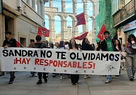 Cabecera de la manifestación estudiantil que este martes al mediodía la recorrido el centro de Segovia.