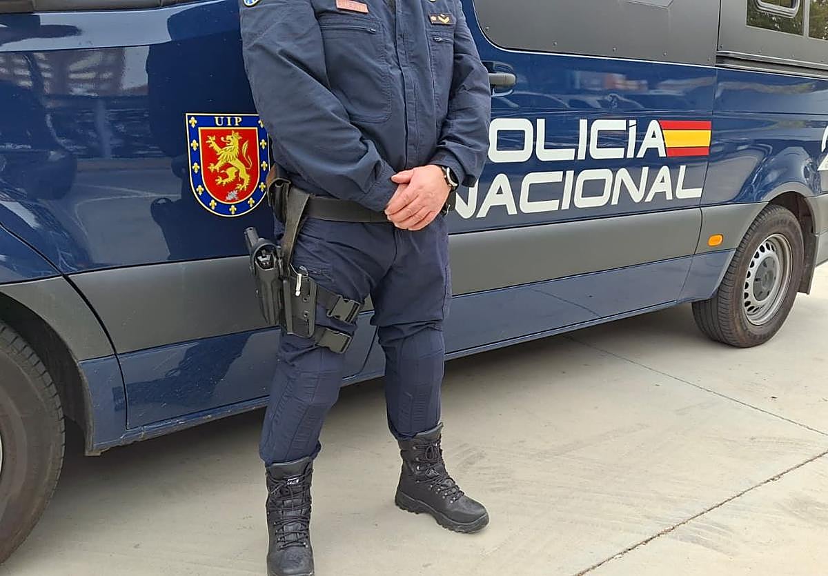 Detenido por agredir e intentar quitar el móvil a un viandante que le pilló merodeando en coches