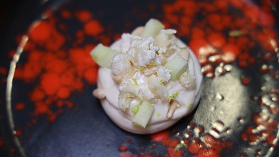 Crema de queso con miel especiada, piñones, manzana verde y queso de cabra, por el chef Raúl del Moral