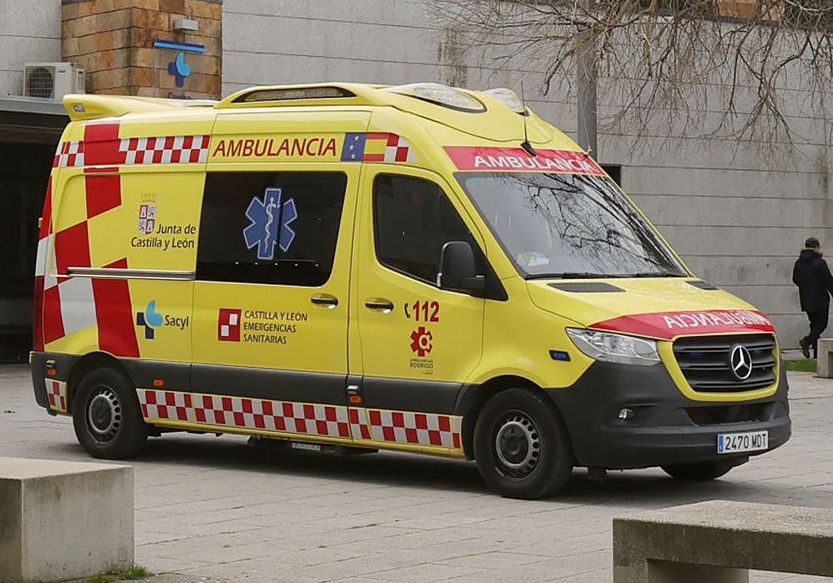 Imagen de archivo de una ambulancia en Palencia.